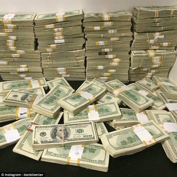 bilzerian经常在社交网络上公布诸如这类一堆一堆的钱的照片.