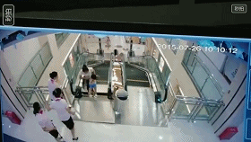 荆州沙市安良百货内,一女子带着儿子搭乘商场内手扶电梯上楼时,遭遇