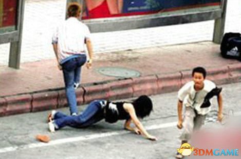 中国女游客越南遭抢劫 警察及时追回被抢劫财