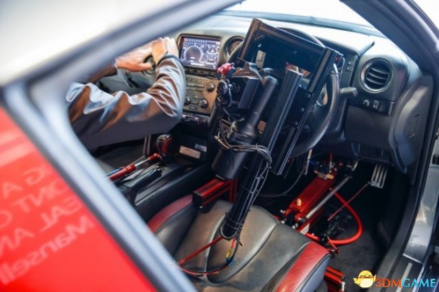 英国赛车手用PS4手柄遥控无人驾驶GT-R改装