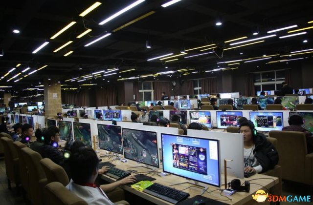 蓝翔电竞学院揭秘:500台高配电脑 电竞椅要2千