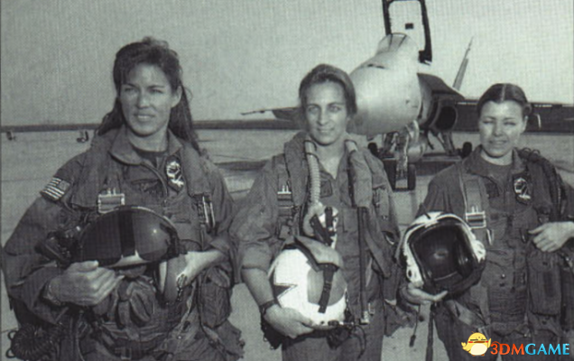 美國飛機失事迫降成功 美女英雄曾是F18飛行員