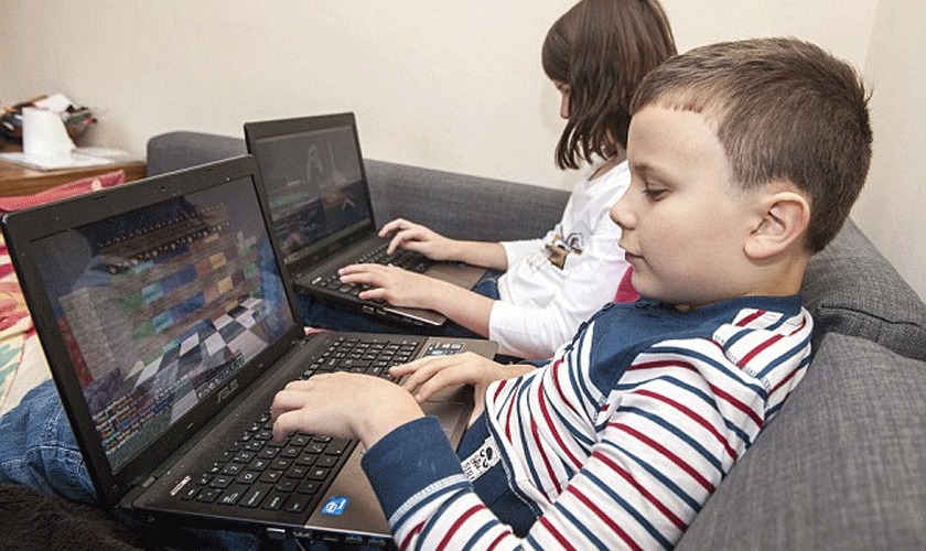 Русская сестра мешает брату играть в компьютер