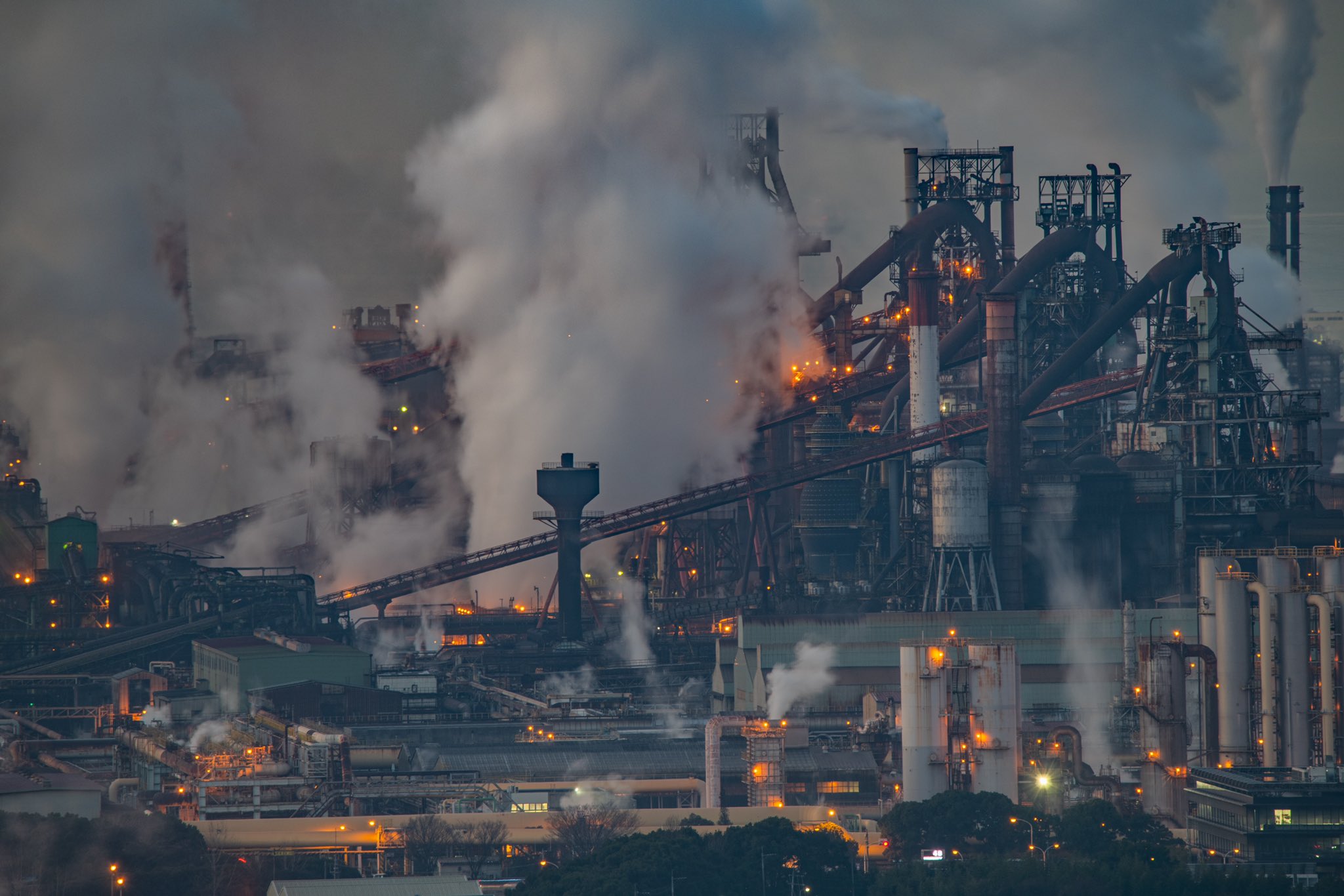 摄影家拍摄现实钢铁厂风景酷似米德加尔