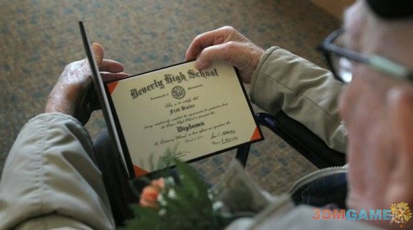 毅力值得敬佩！106岁老人终于拿到了高中毕业证