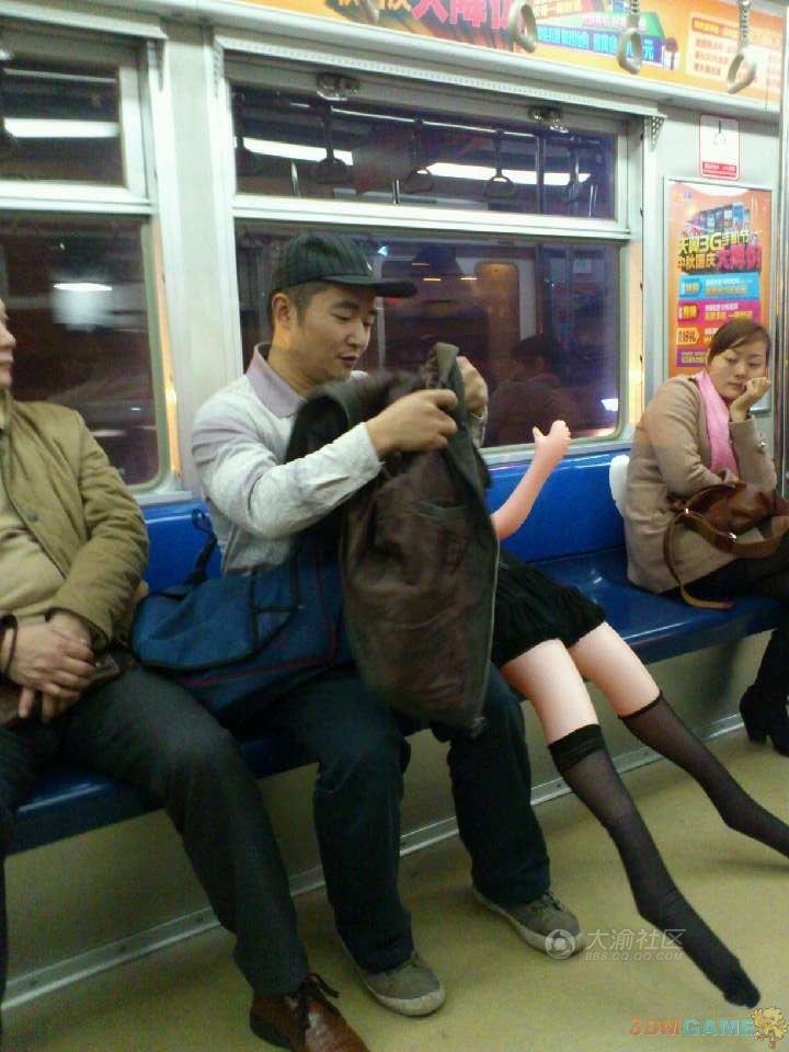 Извращенец в метро. Лапанье в метро. Японские мужчины в метро. Японские девушки в метро. Извращенцы японцы в метро.