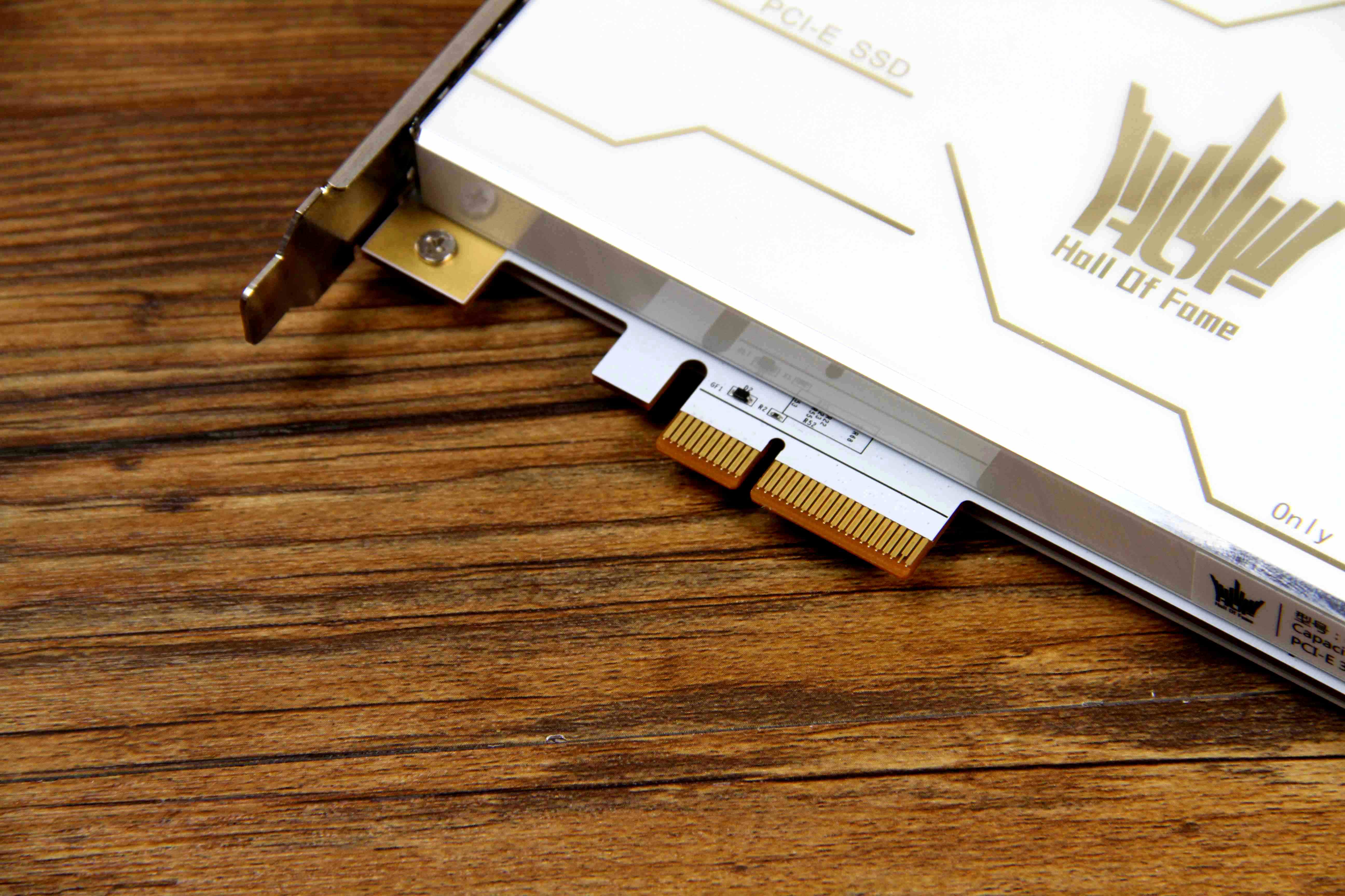 影驰名人堂PCI-E 1TB SSD给你纯白信仰充值