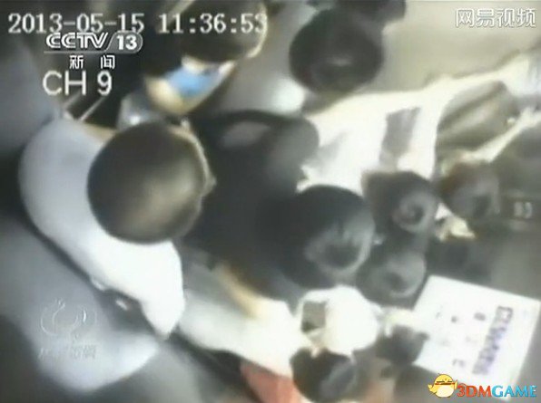 深圳女护士电梯被夹身亡监控视频截图