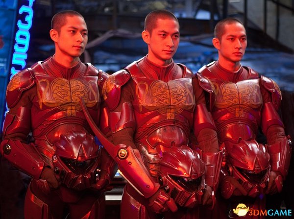 中国驾驶员亮相，貌似是三胞胎，身着的盔甲很有中国风。