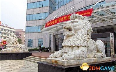 巨型狮湖南省娄底市烟草公司双峰县分公司门前的巨型石狮子。一些党政机关，近年青睐形体巨大、形态凶悍的“西洋立狮”，价格高达每对20万—30万元。