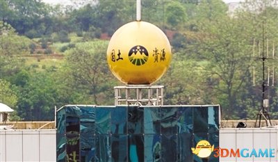 风水球　湖南双峰县国土局楼顶大号“金球”。在一些党政机关大门内外，流行弄些大理石或金属材质的圆球，寓意“财源滚滚”。