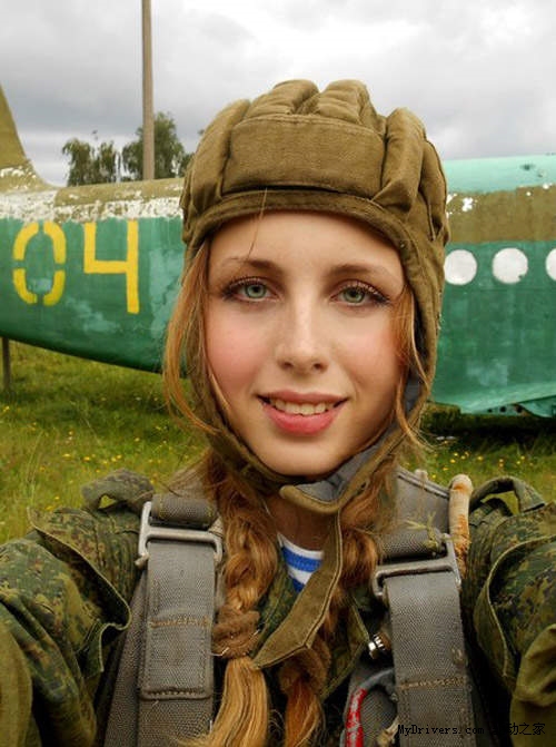 俄罗斯24岁女兵网络爆红:天使面孔火辣的身材