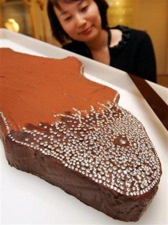 为迎接情人节特制的“非洲大陆”巧克力，标价5亿日元(合436万美元)。巧克力表面缀有2006颗钻石，总重504克拉。
