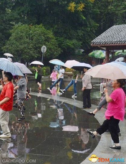 你以为下雨了大妈们就不跳广场舞了吗？太天真了！