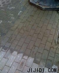 水泥上划几道就冒充是砖啊