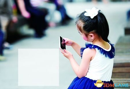 沙坪坝区，一个小女孩在用手机玩游戏