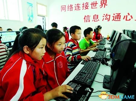 万州区，新广育才中心小学学生在多媒体教室玩电脑