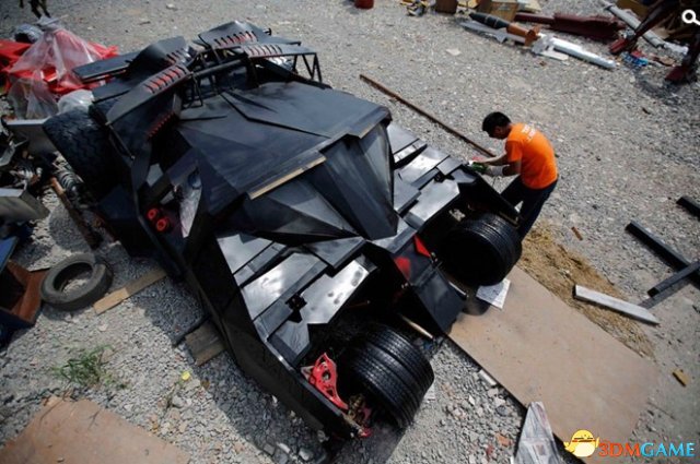 男子打造蝙蝠战车