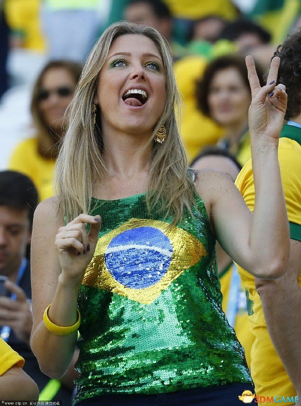 巴西克罗地亚性感女球迷斗艳