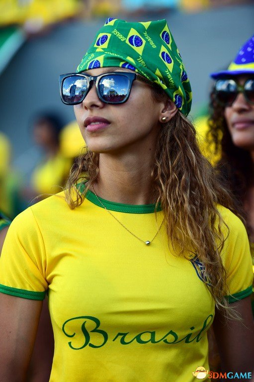 巴西克罗地亚性感女球迷斗艳