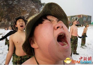 韩国军事化戒网瘾，学生冰天雪地“裸体”受训