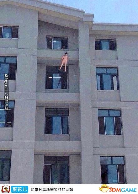 对门家的
女朋友因受不了长期的折磨选择了悬窗自杀