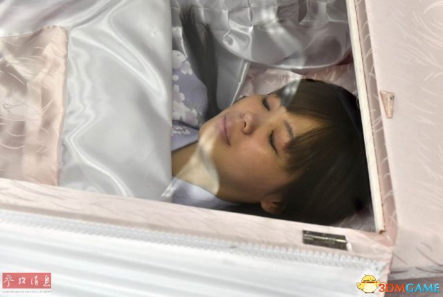 揭秘日本特色殡葬业民众现场体验死亡笑着躺下