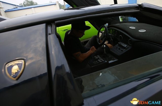 2014年8月21日，北京郊区的一个车库外，王宇正坐在其自制的兰博基尼Diablo超跑中，准备对其进行试驾。