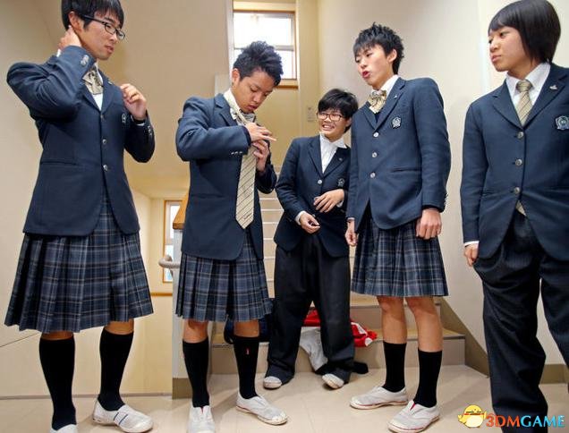 日本高校举办性别交换日女装男生男装女生傍地走 3dm单机