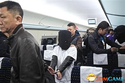 一嫌疑人被带下火车。11月9日，18名涉嫌电信诈骗嫌疑人被从越南引渡押解回京。