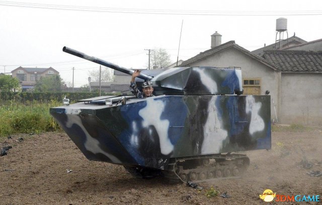 图中这名中国海军战士在退役后花了6450美元打造出了一辆真正属于自己的微型“坦克车”。