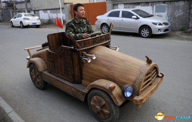 2014年10月29日，辽宁省沈阳市大东区48岁的刘福龙自制了一辆长1.6米、宽1.2米，重量达200多公斤的木质电动轿车。据悉，此车充电一次可连续行驶20公里，最高时速达每小时30公里。而且，刘福龙正在对电动轿车进行改造升级，并希望自己制造的轿车能够更环保、更实用。