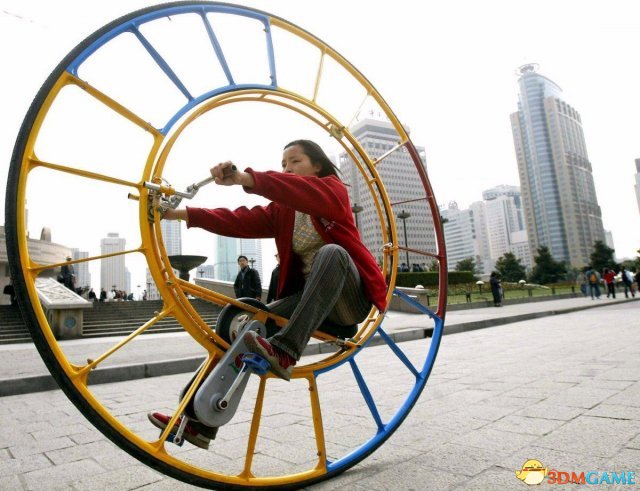 中国民间发明家李永利曾在多年前设计出了这样一个造型奇特的单人自行车。