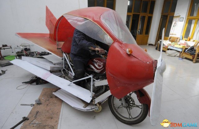 中国民间发明家张学林在2012年11月28日设计出了这样一个简易的个人飞行器。