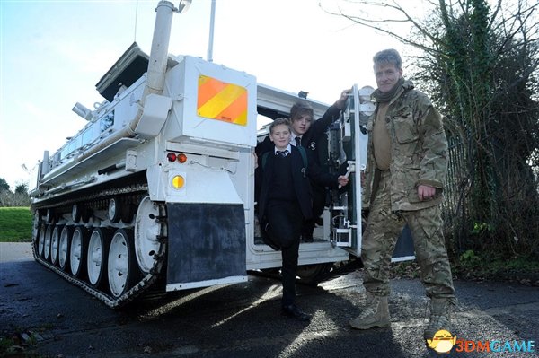 就是任性!军迷父亲开坦克送儿子上学