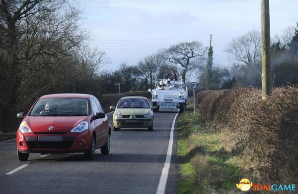 就是任性!军迷父亲开坦克送儿子上学