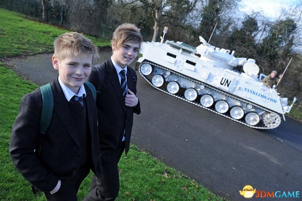 就是任性!军迷父亲开坦克送儿子上学