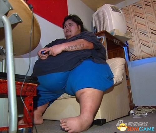 男子600斤成澳洲最胖 仍整日瘫坐玩游戏