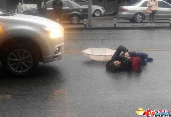最牛车祸现场：女子被撞倒躺在车祸现场手机自拍