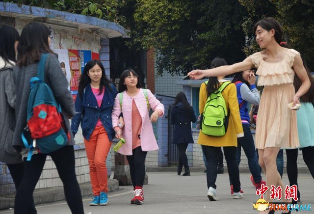 四川泸州医学院大学生男扮女装卖卫生巾 月入超万