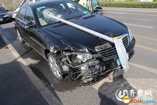 女子酒驾摆剪刀手 撞9节护栏爆胎竟然还继续行驶