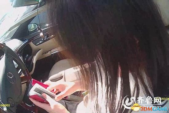 女子酒驾摆剪刀手 撞9节护栏爆胎竟然还继续行驶