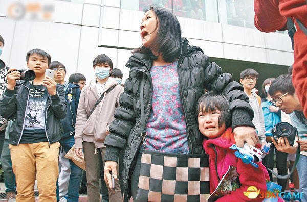 内地赴港旅游大跌：3月10日,一对大陆游客遭到一群青年围攻，质疑其走私。年幼的女儿被吓得哇哇大哭，一名好心的香港女子在旁边不停安抚，替她拭泪。争执中，女子说了句“都是中国人”，不料却引来激烈反应：“我们不是中国人！”