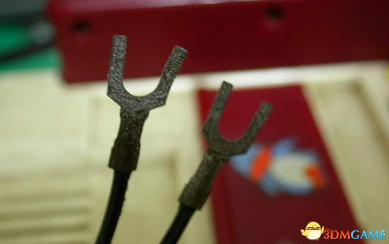 知道这两根线是怎样连上电视的吗?