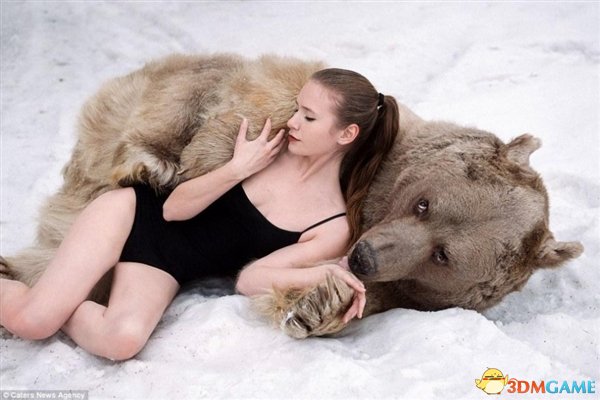 俄罗斯性感女模雪中与棕熊合影：画面太美