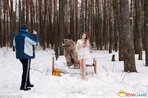 俄罗斯性感女模雪中与棕熊合影：画面太美