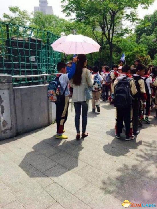 小学生为出游女教师打伞遮阳 被称“最霸气女教师”