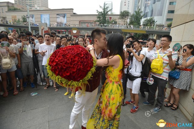 求婚成功后，张亮和刘燕拥吻