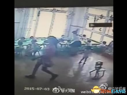 郑州幼儿园女教师摔打幼童 下狠手朝地上猛摔3次