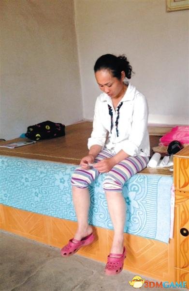 2015年7月31日，郜艳敏坐在下岸村的家中